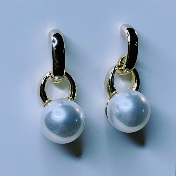 NEW Gold & Pearl Dangle Earrings Meghan Markle Designer Inspired Style - Picture 2 of 10